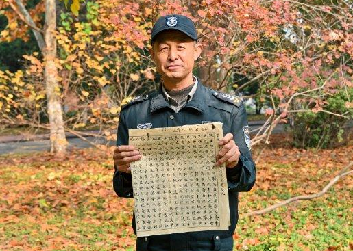 54歲保安自學(xué)書法成南開校園一景