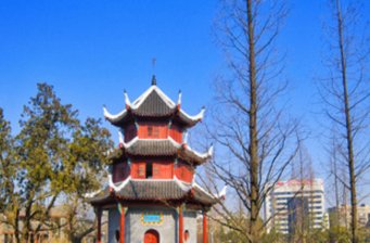 峴山文化廣場(chǎng)